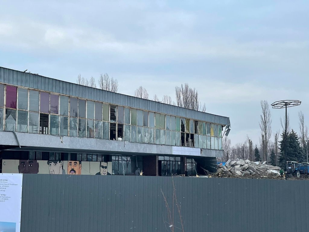 Обещали сохранить: в Киеве на ВДНГ сносят культовый павильон, в котором раньше проводили "Кураж" 2