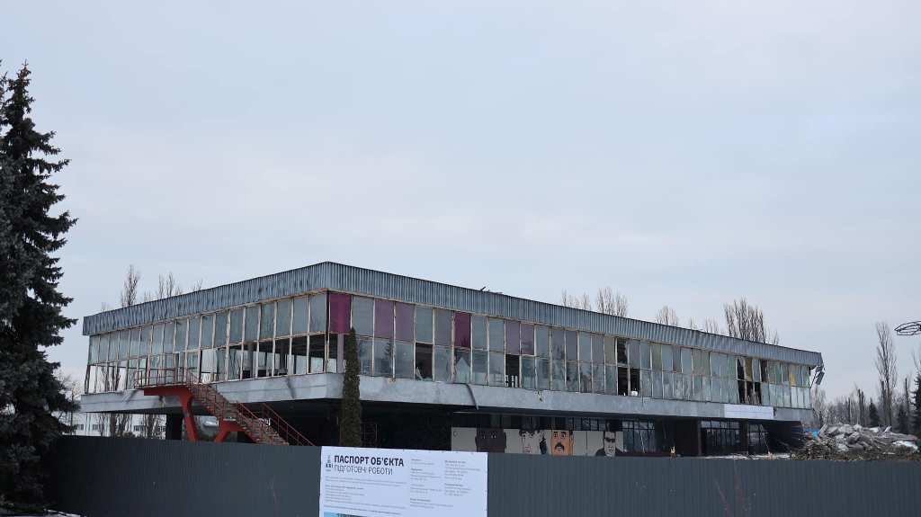 Обещали сохранить: в Киеве на ВДНГ сносят культовый павильон, в котором раньше проводили "Кураж" 3