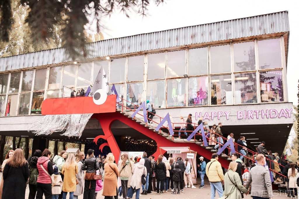 Обещали сохранить: в Киеве на ВДНГ сносят культовый павильон, в котором раньше проводили "Кураж" 4