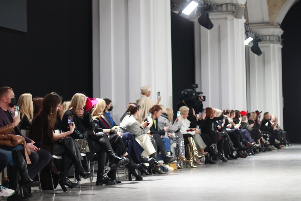 Яркие цвета и стразы: 50 юбилейный сезон UFW открыла коллекция дизайнера HEART RATE 1