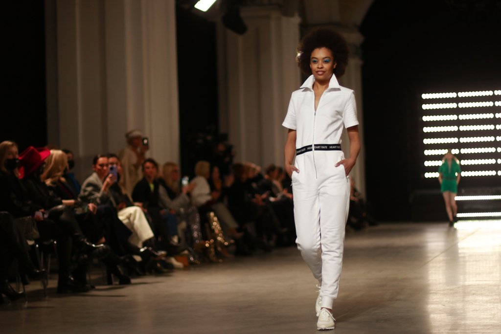 Яркие цвета и стразы: 50 юбилейный сезон UFW открыла коллекция дизайнера HEART RATE 3