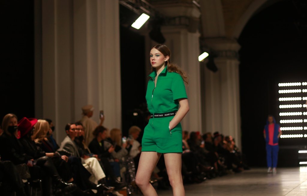 Яркие цвета и стразы: 50 юбилейный сезон UFW открыла коллекция дизайнера HEART RATE 4