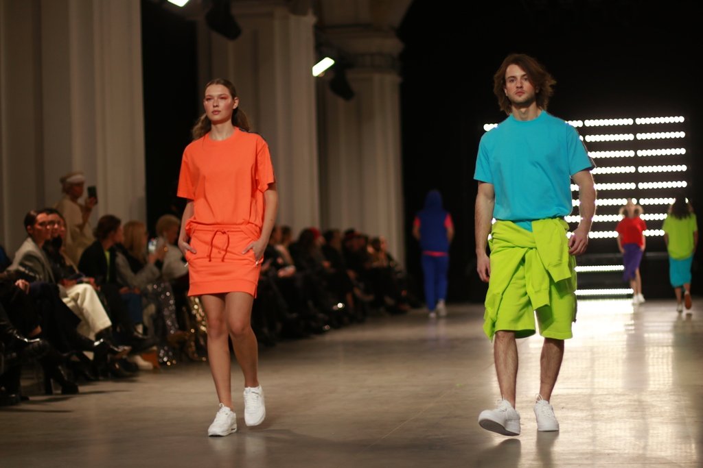 Яркие цвета и стразы: 50 юбилейный сезон UFW открыла коллекция дизайнера HEART RATE 5