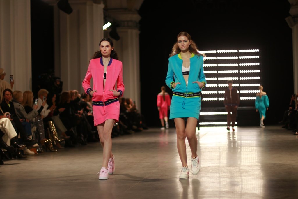 Яркие цвета и стразы: 50 юбилейный сезон UFW открыла коллекция дизайнера HEART RATE 8