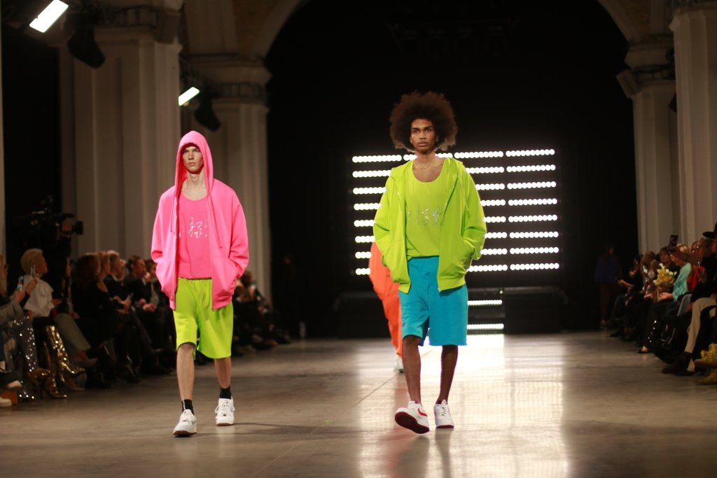 Яркие цвета и стразы: 50 юбилейный сезон UFW открыла коллекция дизайнера HEART RATE 10