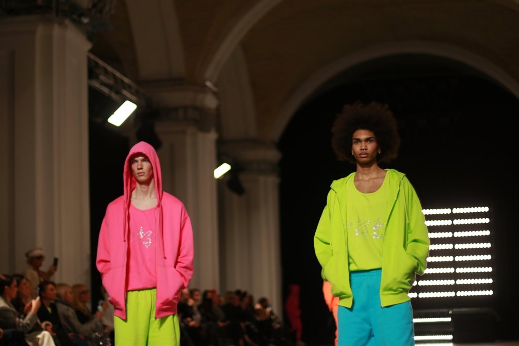 Яркие цвета и стразы: 50 юбилейный сезон UFW открыла коллекция дизайнера HEART RATE 11