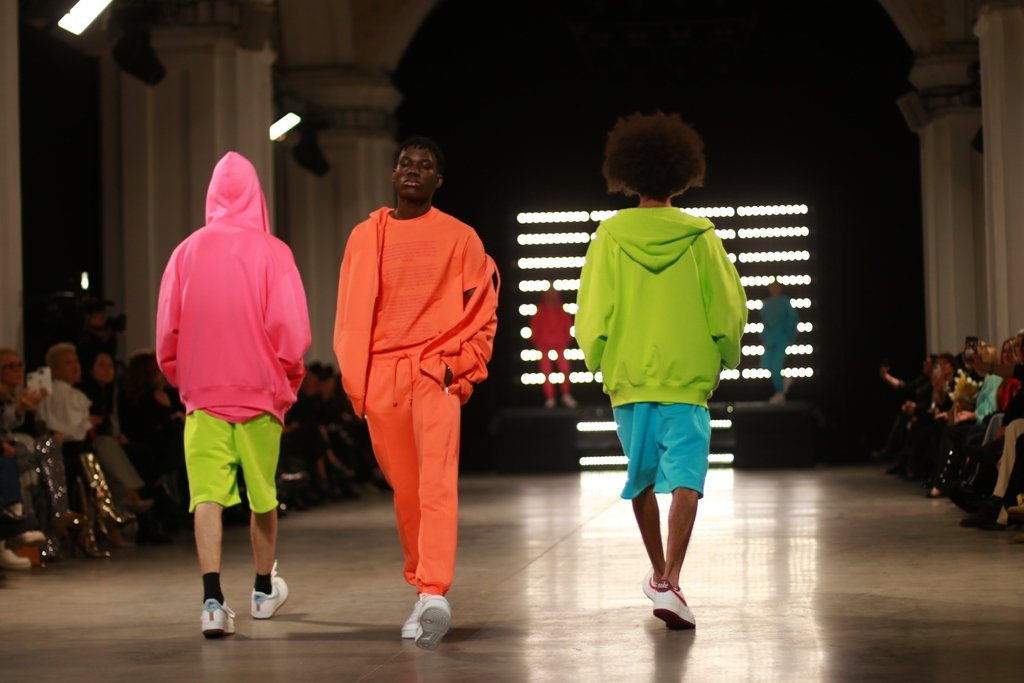 Яркие цвета и стразы: 50 юбилейный сезон UFW открыла коллекция дизайнера HEART RATE 12