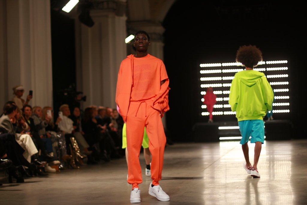 Яркие цвета и стразы: 50 юбилейный сезон UFW открыла коллекция дизайнера HEART RATE 13