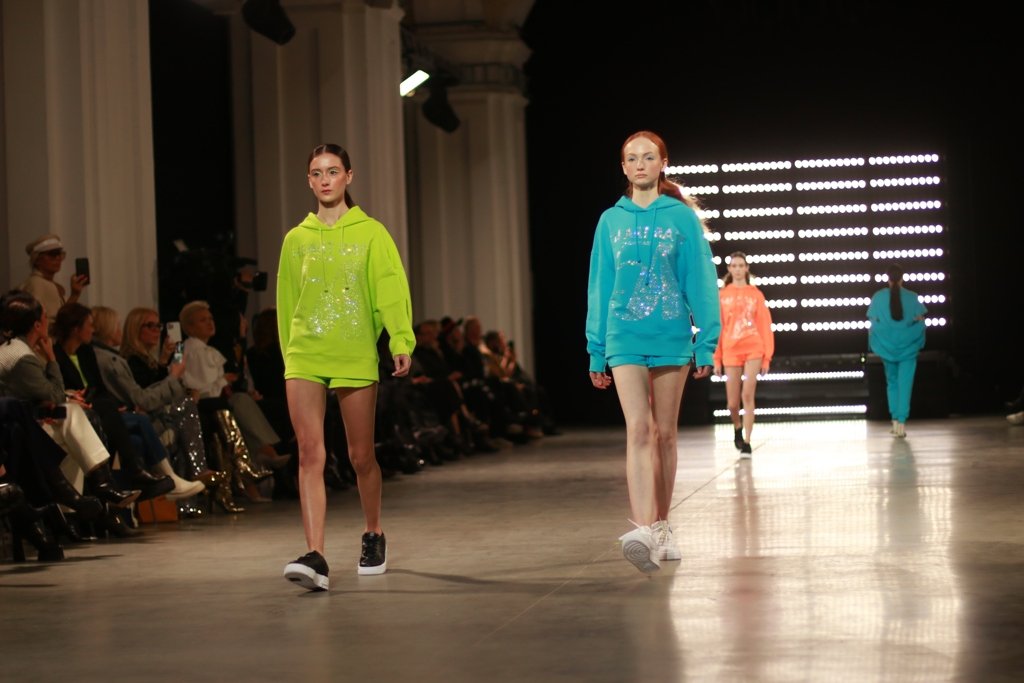 Яркие цвета и стразы: 50 юбилейный сезон UFW открыла коллекция дизайнера HEART RATE 14