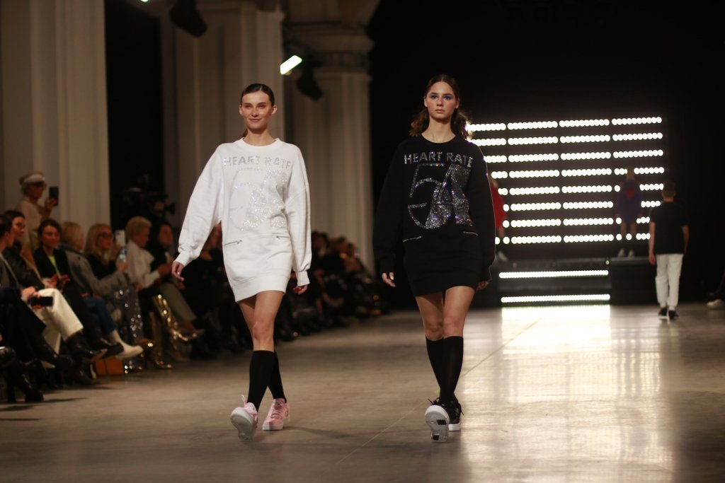 Яркие цвета и стразы: 50 юбилейный сезон UFW открыла коллекция дизайнера HEART RATE 15