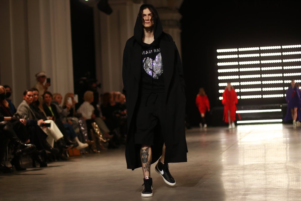 Яркие цвета и стразы: 50 юбилейный сезон UFW открыла коллекция дизайнера HEART RATE 16