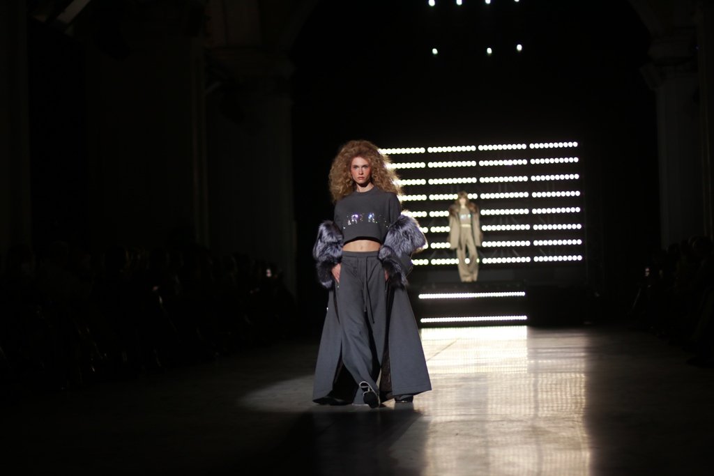 Яркие цвета и стразы: 50 юбилейный сезон UFW открыла коллекция дизайнера HEART RATE 17