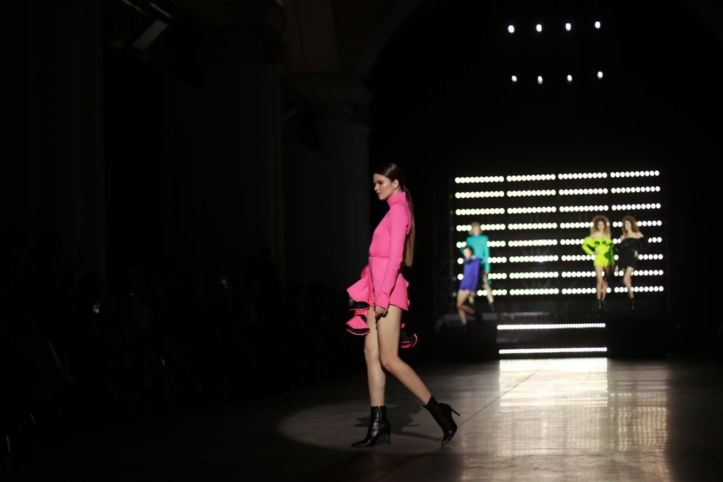 Яркие цвета и стразы: 50 юбилейный сезон UFW открыла коллекция дизайнера HEART RATE 21