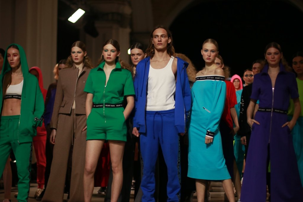 Яркие цвета и стразы: 50 юбилейный сезон UFW открыла коллекция дизайнера HEART RATE 23