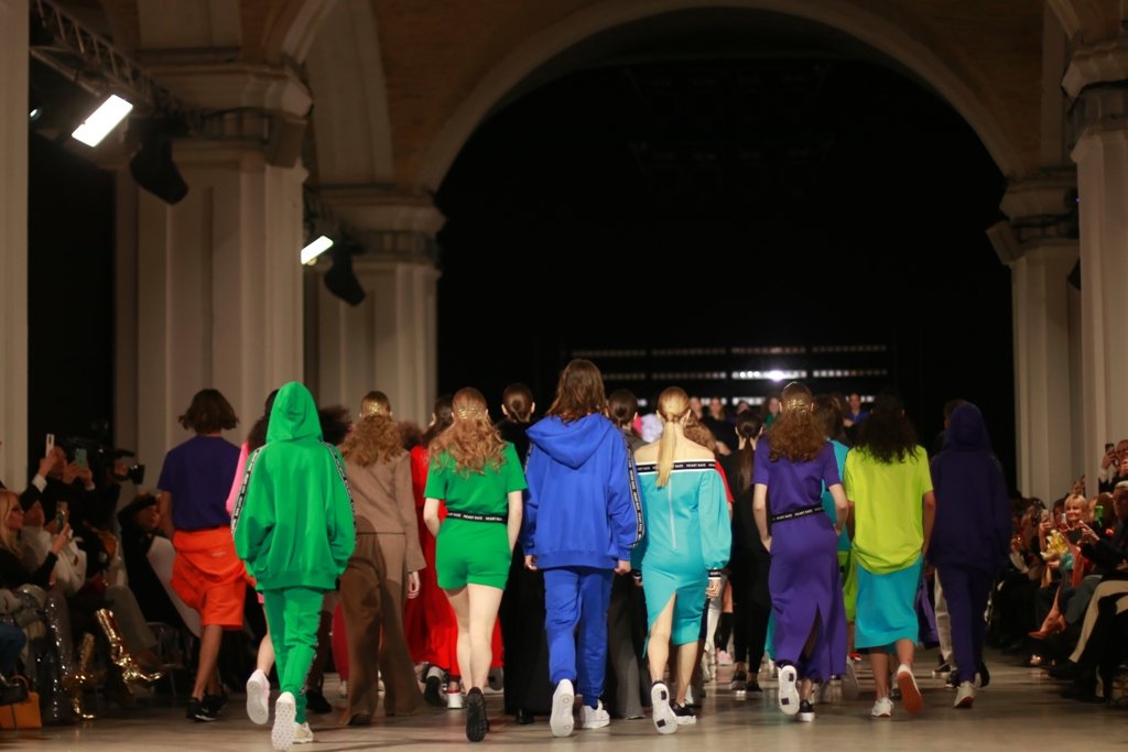 Яркие цвета и стразы: 50 юбилейный сезон UFW открыла коллекция дизайнера HEART RATE 24