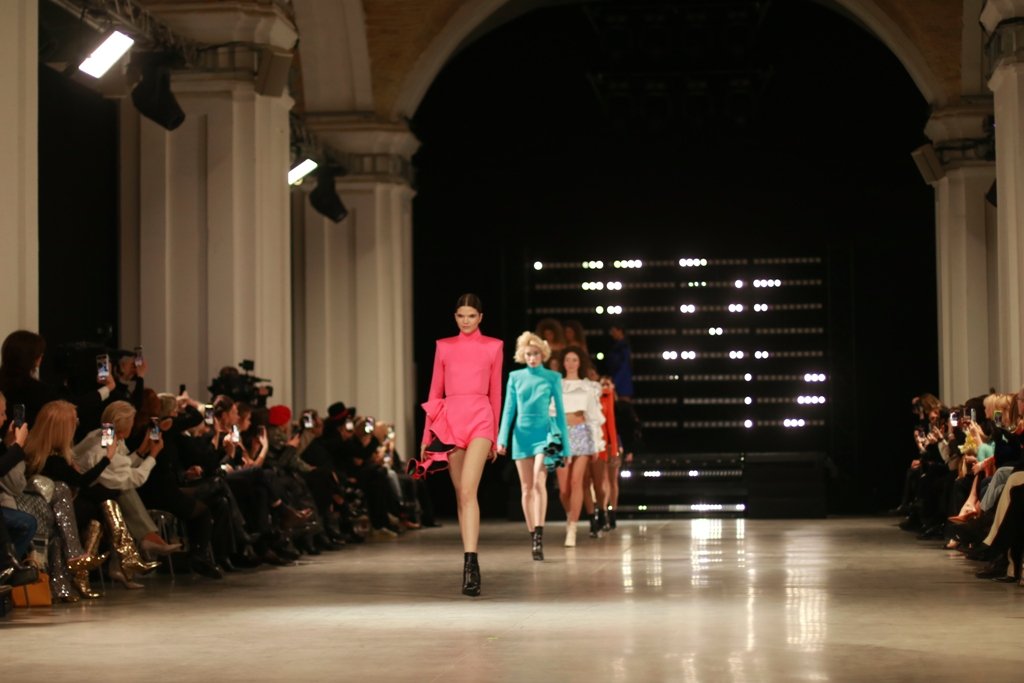 Яркие цвета и стразы: 50 юбилейный сезон UFW открыла коллекция дизайнера HEART RATE 25