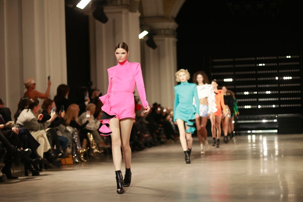 Яркие цвета и стразы: 50 юбилейный сезон UFW открыла коллекция дизайнера HEART RATE 26