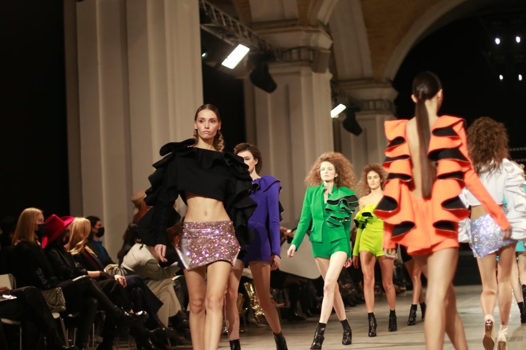 Яркие цвета и стразы: 50 юбилейный сезон UFW открыла коллекция дизайнера HEART RATE 28