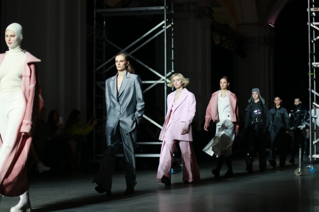 VOROZHBYT&ZEMSKOVA показали свою новую коллекцию про ритм каменных джунглей мегаполиса 19