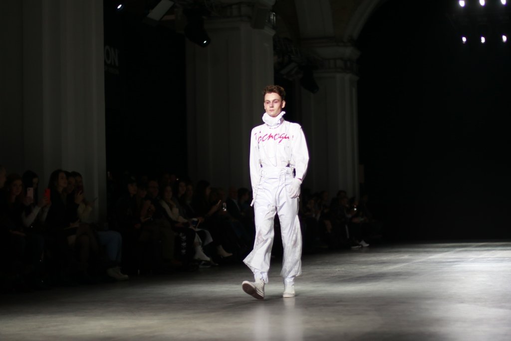 Шинели и трагедия любви: как YADVIGA NETYKSHA новую презентовала коллекцию на бледных мальчиках 1