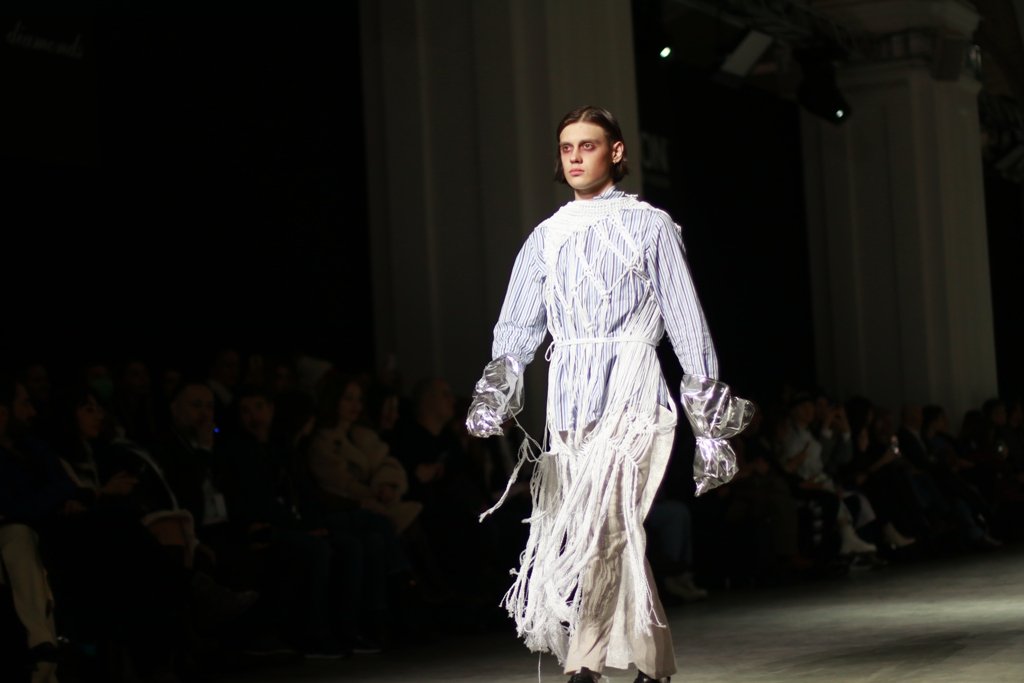 Шинели и трагедия любви: как YADVIGA NETYKSHA новую презентовала коллекцию на бледных мальчиках 3