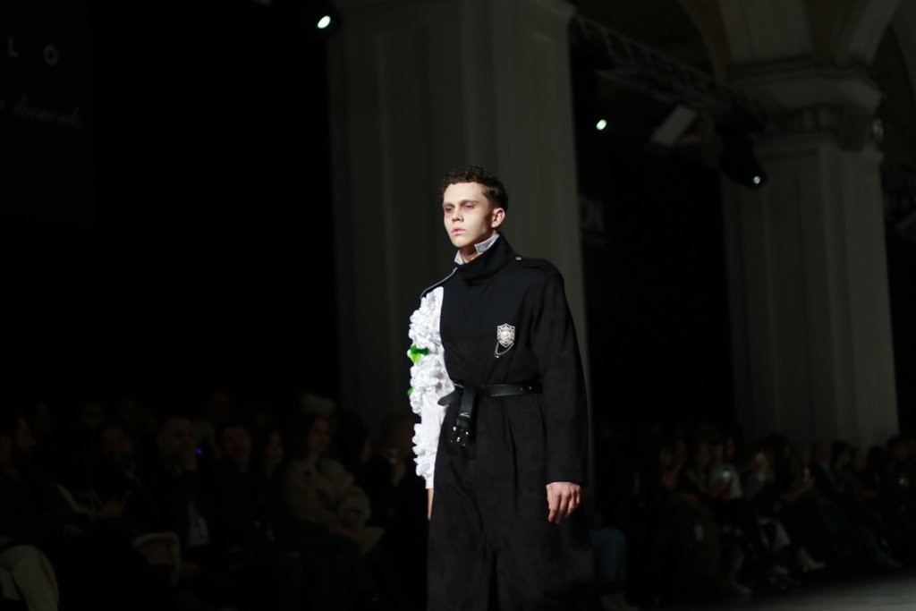 Шинели и трагедия любви: как YADVIGA NETYKSHA новую презентовала коллекцию на бледных мальчиках 4