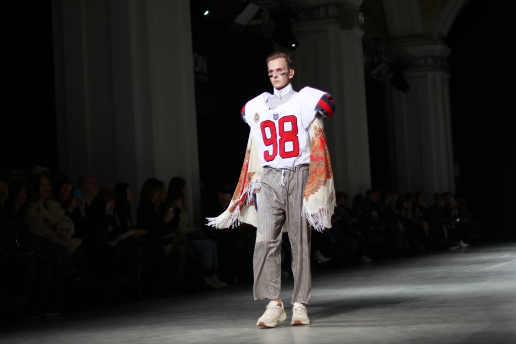 Шинели и трагедия любви: как YADVIGA NETYKSHA новую презентовала коллекцию на бледных мальчиках 7