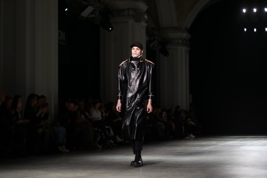 Шинели и трагедия любви: как YADVIGA NETYKSHA новую презентовала коллекцию на бледных мальчиках 9