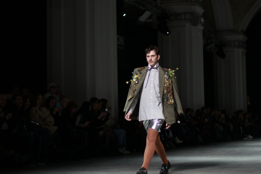 Шинели и трагедия любви: как YADVIGA NETYKSHA новую презентовала коллекцию на бледных мальчиках 10