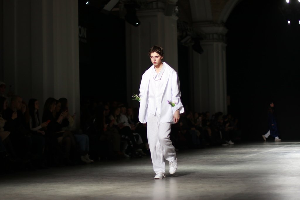 Шинели и трагедия любви: как YADVIGA NETYKSHA новую презентовала коллекцию на бледных мальчиках 11