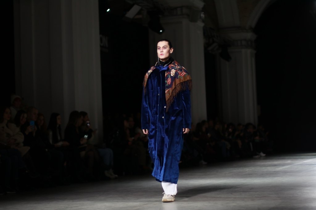 Шинели и трагедия любви: как YADVIGA NETYKSHA новую презентовала коллекцию на бледных мальчиках 12