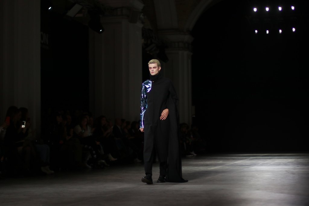 Шинели и трагедия любви: как YADVIGA NETYKSHA новую презентовала коллекцию на бледных мальчиках 14