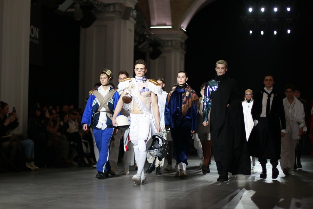 Шинели и трагедия любви: как YADVIGA NETYKSHA новую презентовала коллекцию на бледных мальчиках 15