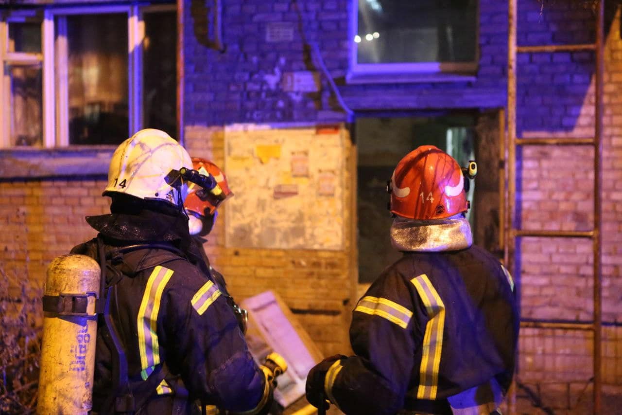 В Киеве во время пожара в квартире нашли тело человека 1