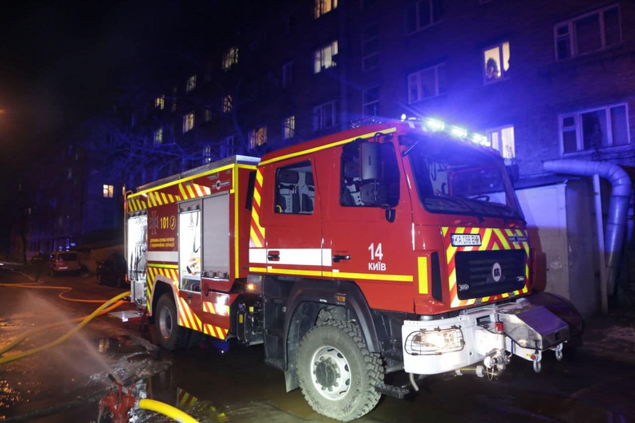 В Киеве во время пожара в квартире нашли тело человека 5