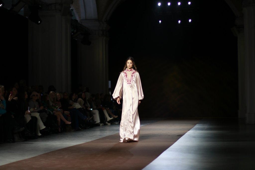 Синергия цвета и вышивка на бархате: как прошла презентация коллекции Iryna DIL на Ukrainian Fashion Week FW22-23 3