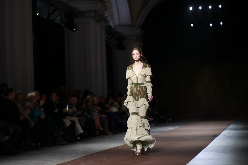 Синергия цвета и вышивка на бархате: как прошла презентация коллекции Iryna DIL на Ukrainian Fashion Week FW22-23 4