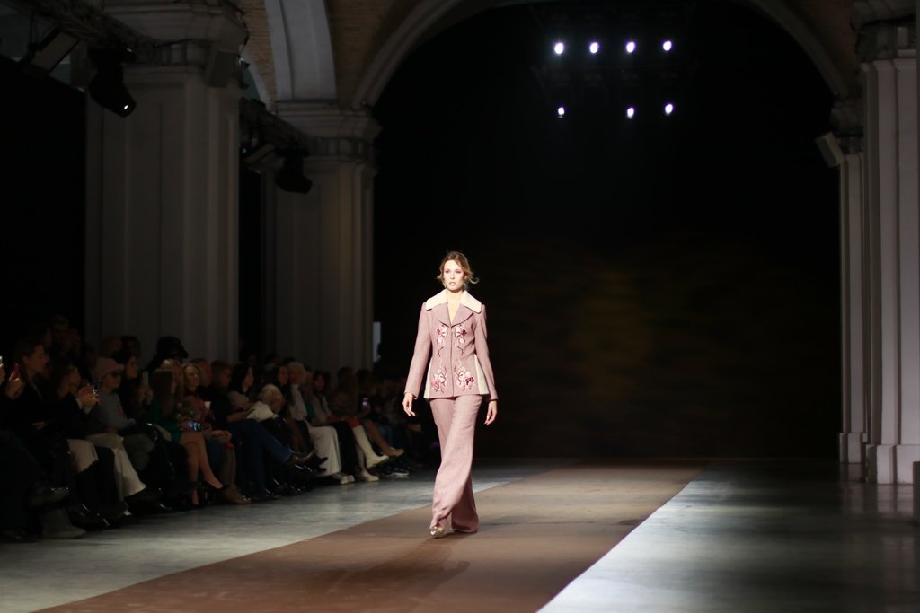 Синергия цвета и вышивка на бархате: как прошла презентация коллекции Iryna DIL на Ukrainian Fashion Week FW22-23 5