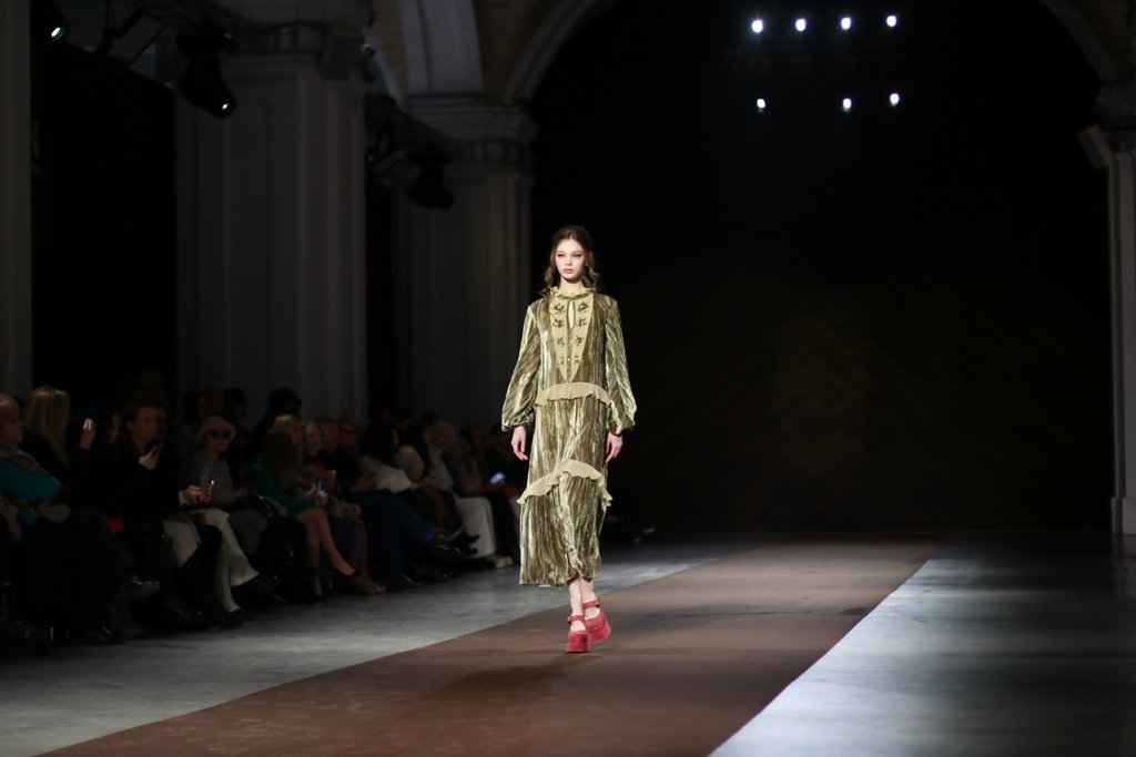 Синергия цвета и вышивка на бархате: как прошла презентация коллекции Iryna DIL на Ukrainian Fashion Week FW22-23 6