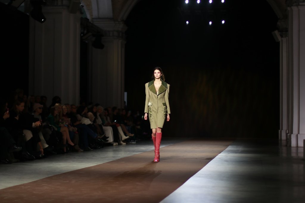 Синергия цвета и вышивка на бархате: как прошла презентация коллекции Iryna DIL на Ukrainian Fashion Week FW22-23 7