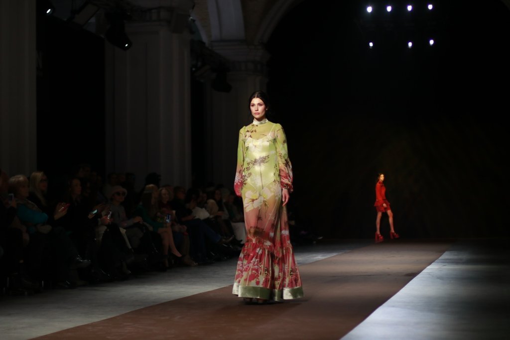 Синергия цвета и вышивка на бархате: как прошла презентация коллекции Iryna DIL на Ukrainian Fashion Week FW22-23 8