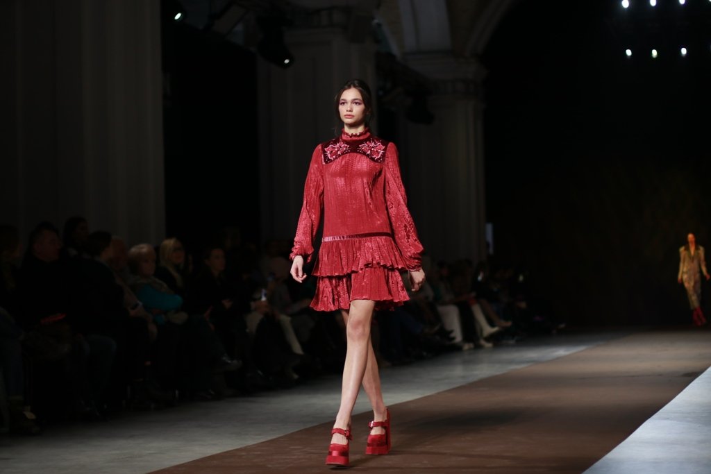 Синергия цвета и вышивка на бархате: как прошла презентация коллекции Iryna DIL на Ukrainian Fashion Week FW22-23 9