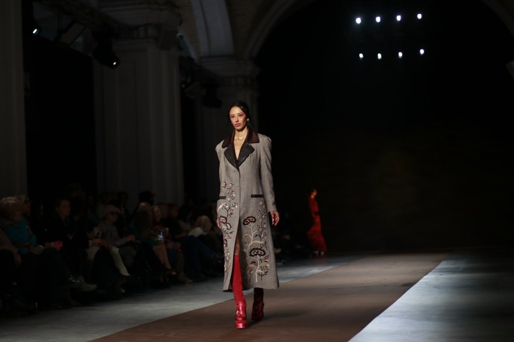 Синергия цвета и вышивка на бархате: как прошла презентация коллекции Iryna DIL на Ukrainian Fashion Week FW22-23 10