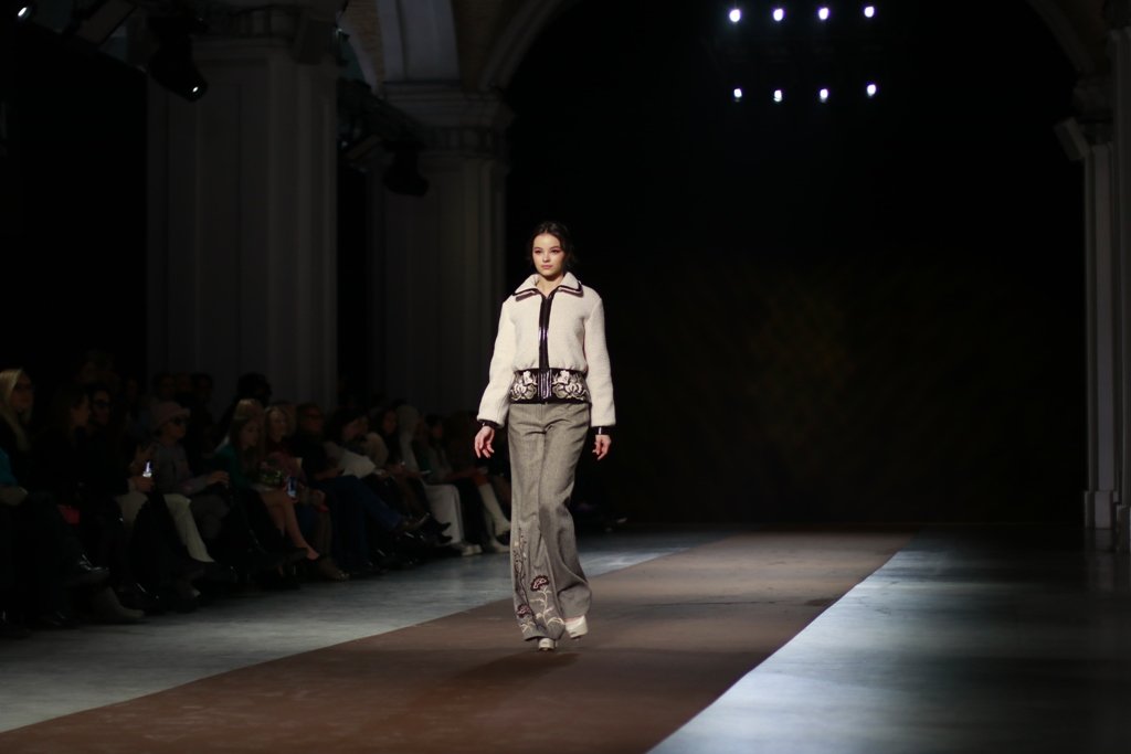 Синергия цвета и вышивка на бархате: как прошла презентация коллекции Iryna DIL на Ukrainian Fashion Week FW22-23 11