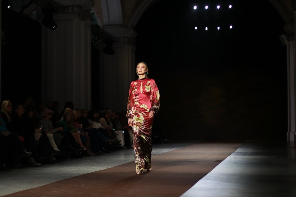 Синергия цвета и вышивка на бархате: как прошла презентация коллекции Iryna DIL на Ukrainian Fashion Week FW22-23 12