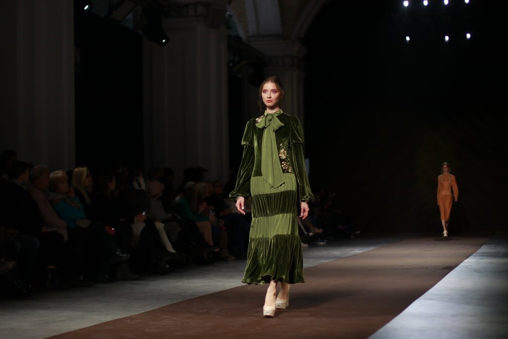 Синергия цвета и вышивка на бархате: как прошла презентация коллекции Iryna DIL на Ukrainian Fashion Week FW22-23 13