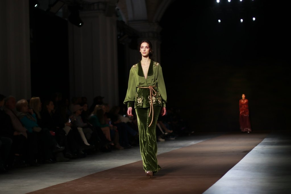 Синергия цвета и вышивка на бархате: как прошла презентация коллекции Iryna DIL на Ukrainian Fashion Week FW22-23 14