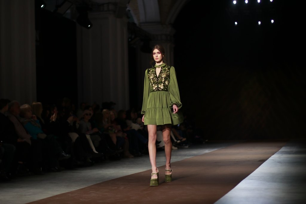 Синергия цвета и вышивка на бархате: как прошла презентация коллекции Iryna DIL на Ukrainian Fashion Week FW22-23 15