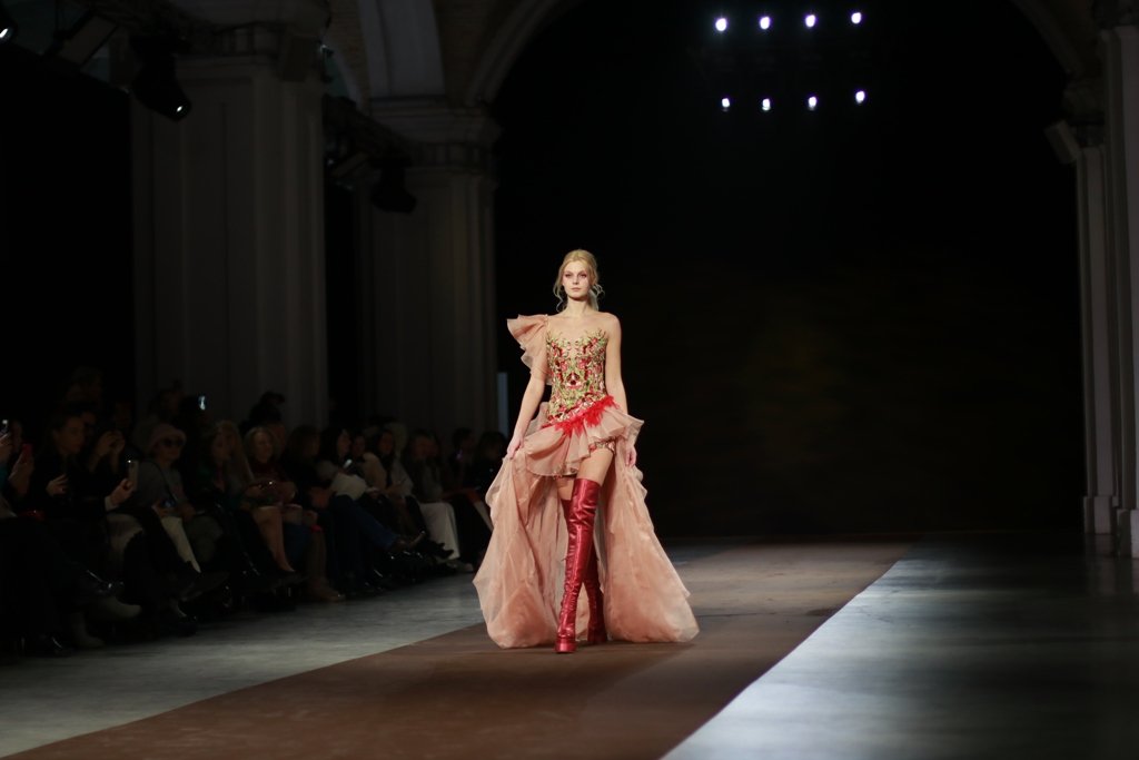 Синергия цвета и вышивка на бархате: как прошла презентация коллекции Iryna DIL на Ukrainian Fashion Week FW22-23 16