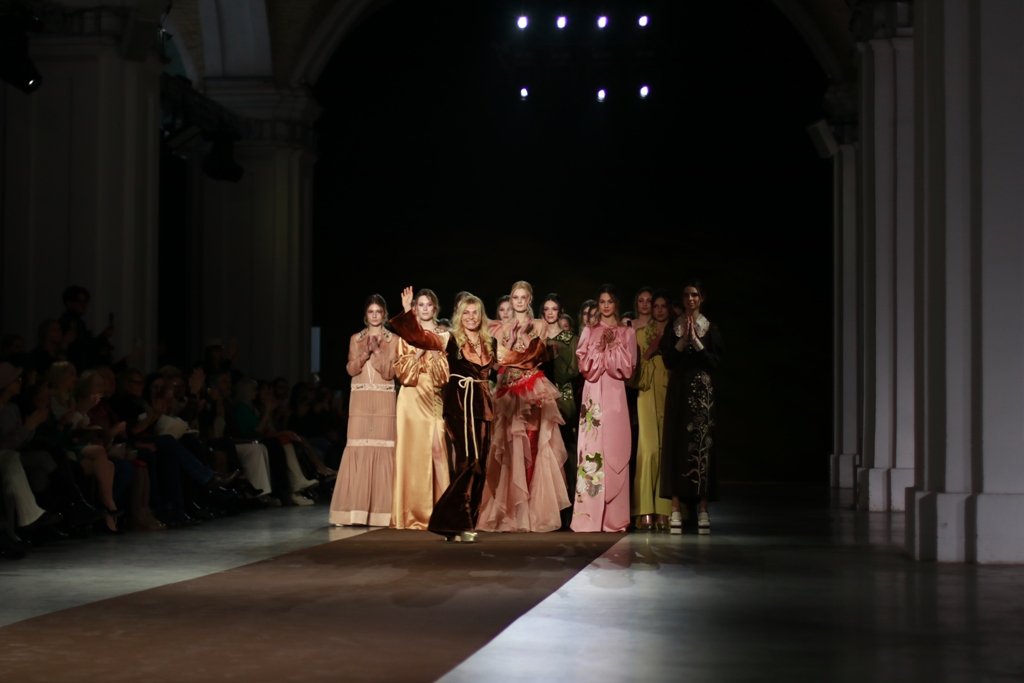 Синергия цвета и вышивка на бархате: как прошла презентация коллекции Iryna DIL на Ukrainian Fashion Week FW22-23 17